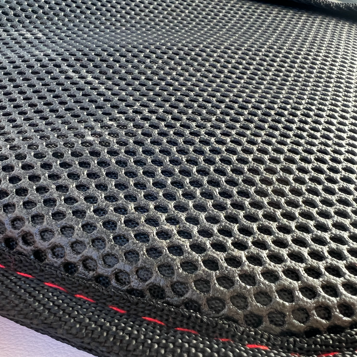 afbeelding die de stof van het autostoeltje toont