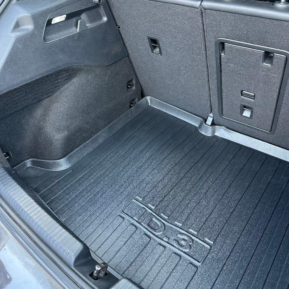 Zwarte rubberen kofferbakmat voor Volkswagen ID.3 auto, gezien van boven.
