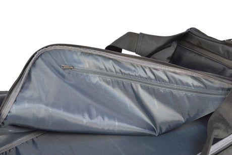 Detail van een open Car-Bags sporttas met ritsvak voor georganiseerde opslag.