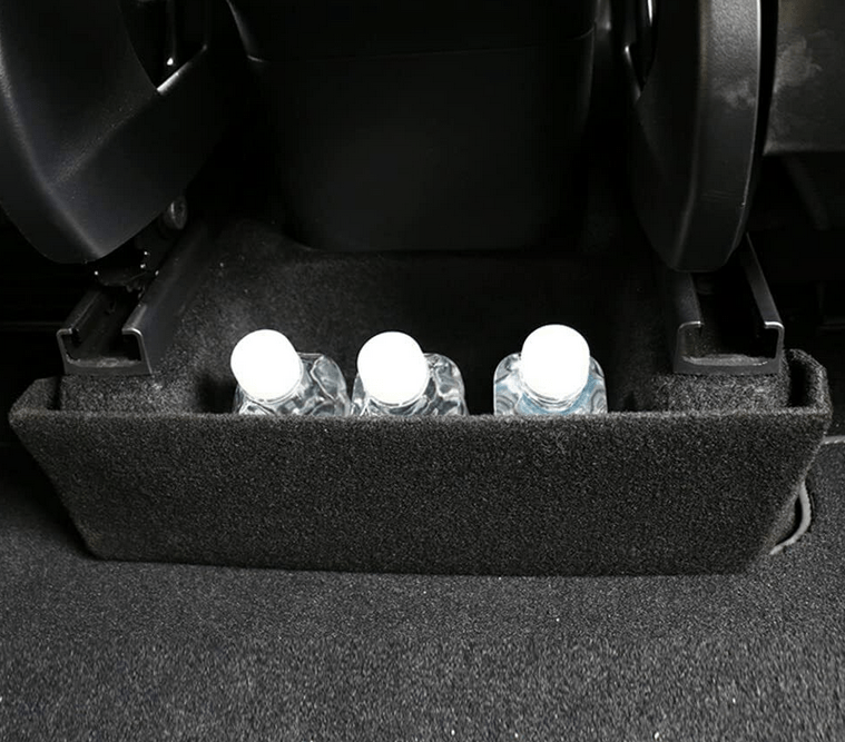 Onderdelen voor opslag tussen de stoelen in Tesla Model Y.