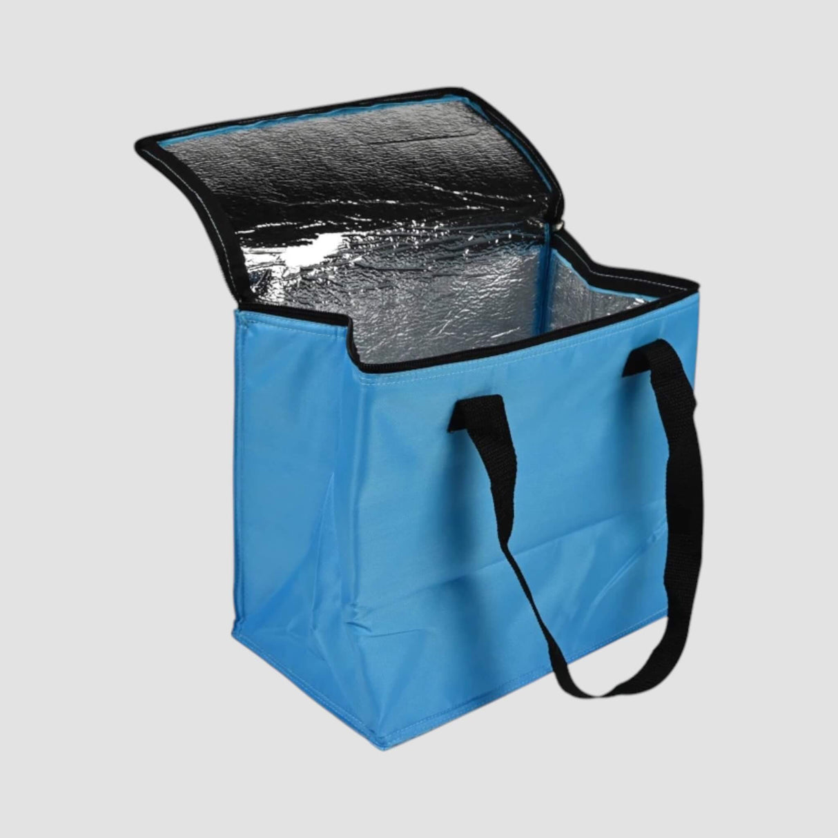 Blauwe koelzak van 12 liter met zwarte handvatten en open rits, toont isolerende binnenvoering.