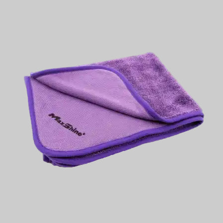 Lila Maxshine-handdoek opgevouwen. Wordt gebruikt om auto's af te drogen.