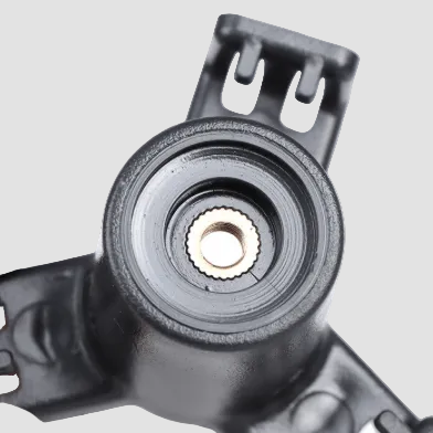 De onderkant van de zakhaak waar je kunt zien waar de schroef moet zitten om deze vast te zetten in een Tesla Model 3
