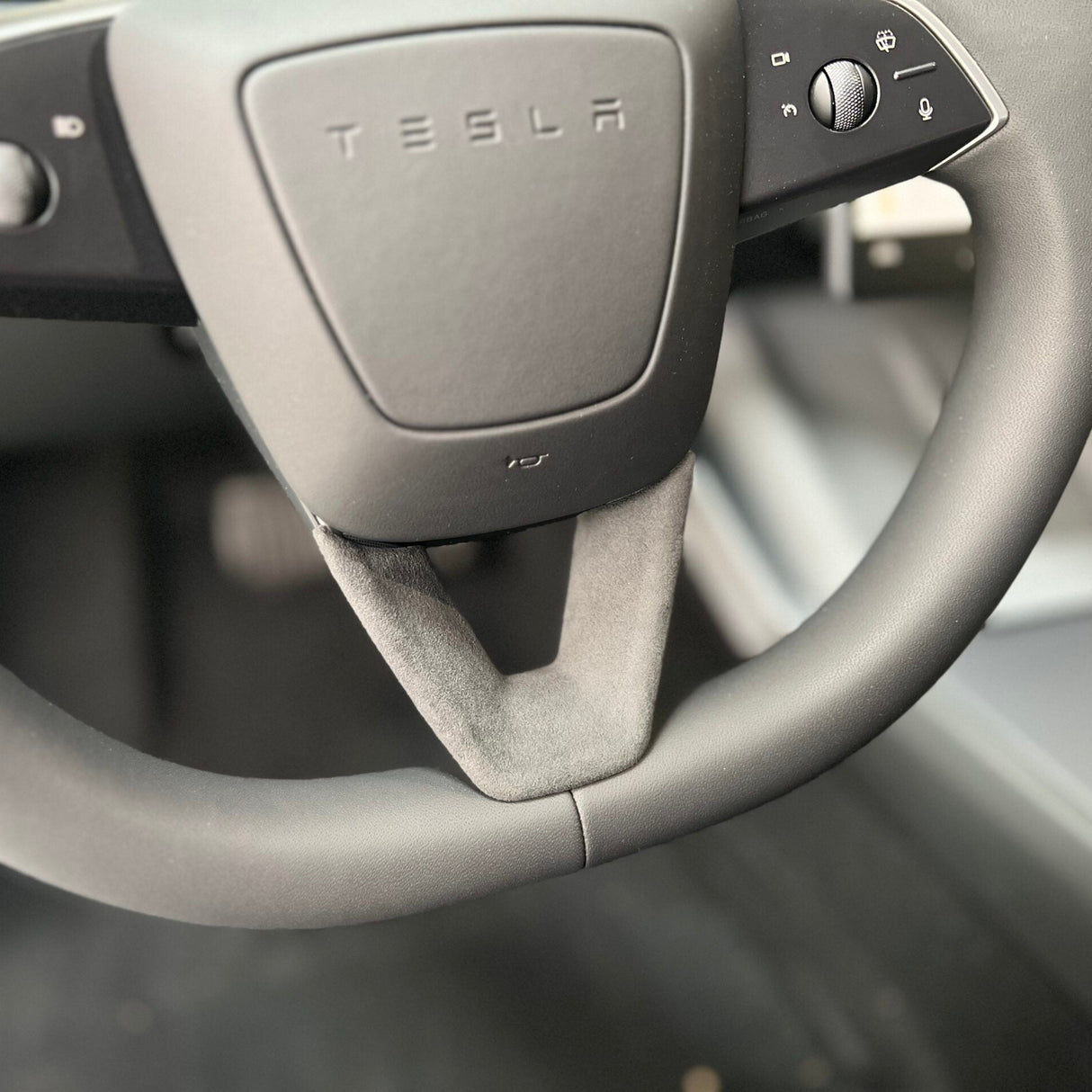 gemonteerde stuurwielbeschermer in een Tesla