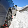 Polaire Grip sneeuwkettingset PG140 op autoband in sneeuwlandschap