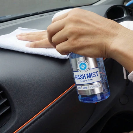 Soft99 Wash Mist interieurreiniger wordt op het dashboard van de auto gespoten en vervolgens afgenomen.