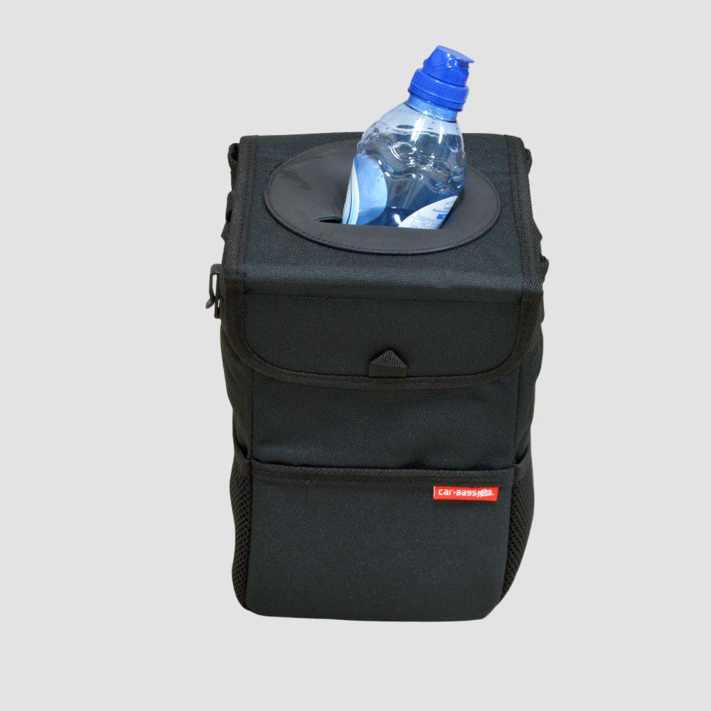 Vuilnisbak voor auto van Car-Bags met een plastic fles bovenop.