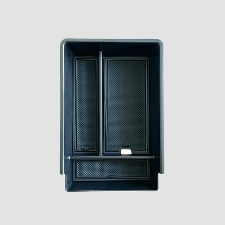 Opbergbox voor de armleuning in een Xpeng G6, in de kleur zwart.