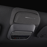 Sort alcantara solbrille holder til Xpeng G6 monteret i bilen